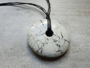 Ketting met ronde hanger aan koord